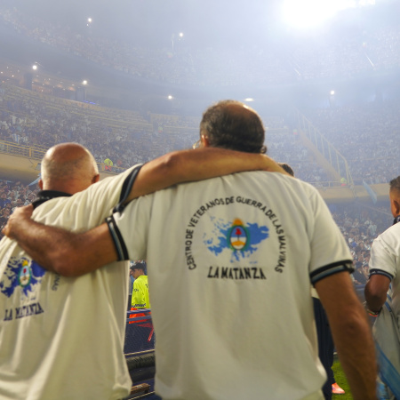 Un veterano de Malvinas emocionó al país con el Himno Nacional en la apertura del partido de Argentina