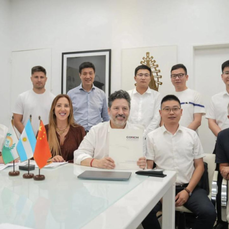 Menéndez anunció la llegada de una firma global y destacó el posicionamiento de Merlo