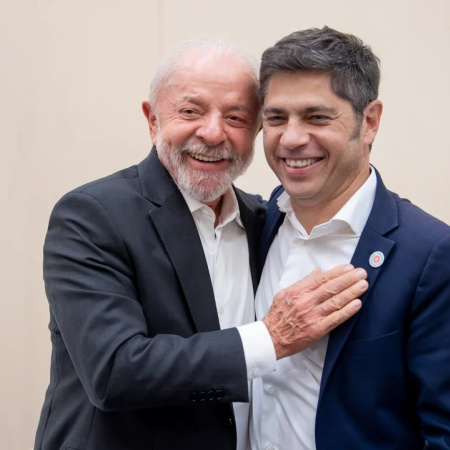 Kicillof con Lula en Barcelona: “Hay otro camino que no es el de la crueldad y el abandono”