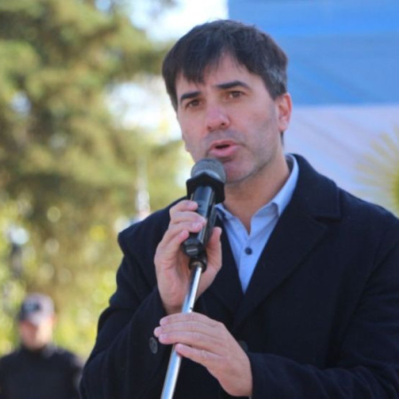 Echarren cruzó a Milei por sus viajes: “se patinó 14 millones de dólares para turistear más que Marley”