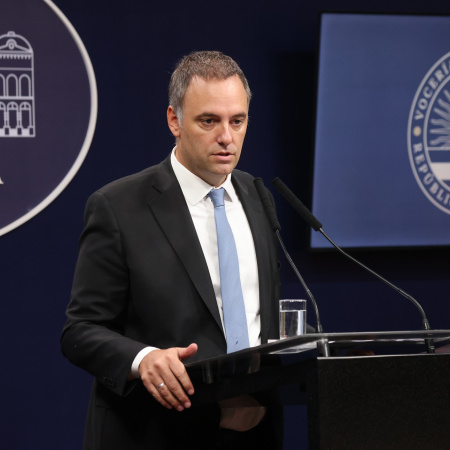 La Justicia archivó la causa contra Adorni por el viaje de su esposa en un vuelo oficial