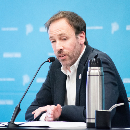 López volvió a cruzar a Milei: “Su superávit es deuda con las provincias”