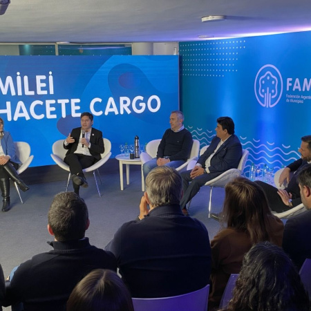 Kicillof reunió a intendentes en la FAM y aseguró que "el plan de Milei es una lógica perversa"