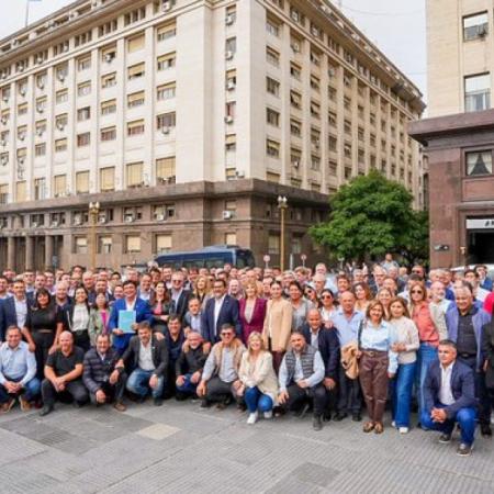 Intendentes de todo el país marcharon a Economía por fondos y obras paralizadas