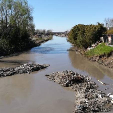Embargo millonario y contaminación sin freno: piden explicaciones a Kicillof por el saneamiento del Arroyo El Gato