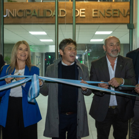 Secco inauguró el nuevo Palacio Municipal de Ensenada junto a Kicillof y agitó “Axel Presidente”