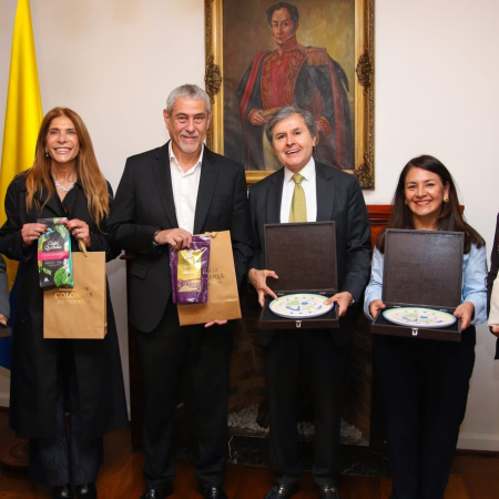 Ferraresi se reunió con el embajador de Colombia y criticó la política exterior de Milei