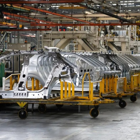 La producción automotriz cayó 17,5% interanual en abril y Stellantis suspende actividades en El Palomar