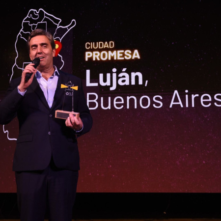 Luján recibió tres distinciones nacionales por sus políticas de innovación y modernización