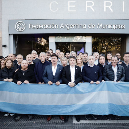 Kicillof reúne a intendentes en La Plata para exponer el impacto de los recortes nacionales en salud