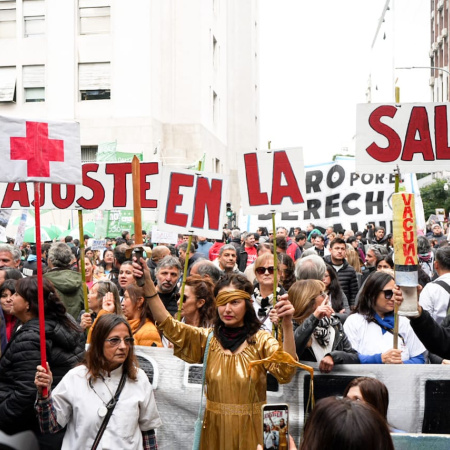 La salud pública salió a la calle contra el ajuste de Milei y denunció un sistema “colapsado”