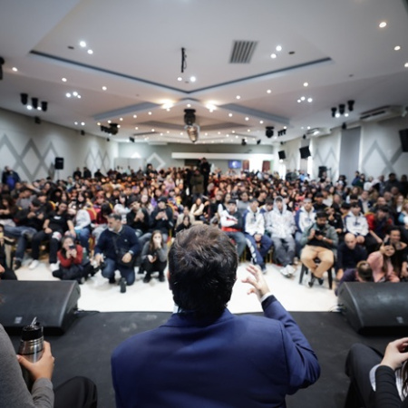 Kicillof defendió la salud mental como política de Estado y lanzó un Consejo Joven en Varela
