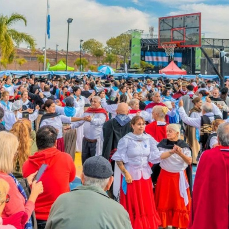 Los intendentes bonaerenses encabezaron actos por el 25 de Mayo con llamados a la unidad y al desarrollo
