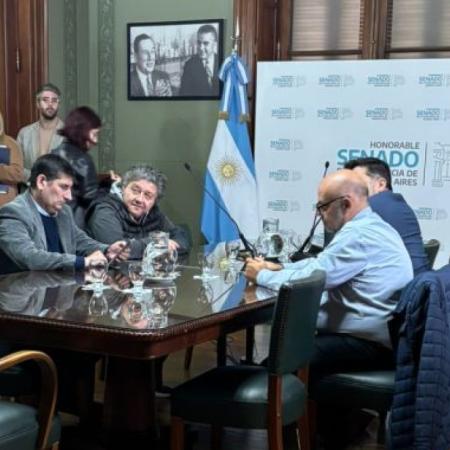 Lago asume en Legislación General con una abstención y recrudece la interna peronista