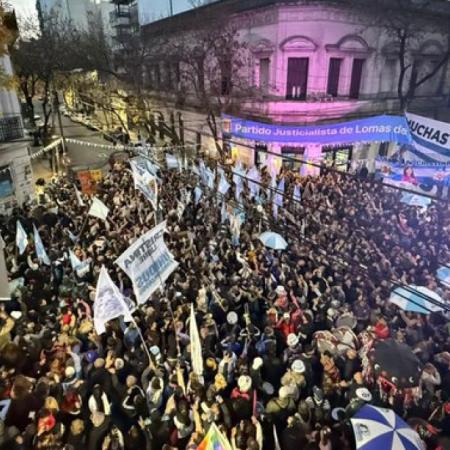 El peronismo de Lomas marchó en apoyo a Cristina