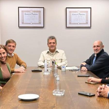 Massa reúne a sus tropa para ordenar la estrategia del Frente Renovador