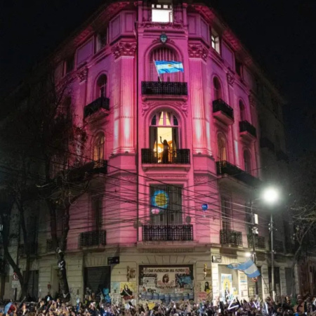 Proyectan la Casa Rosada en San José 1111: Selci encabezó apoyo a CFK a un año de su prisión domiciliaria
