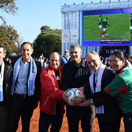 Con embajadores de EE.UU., México y Canadá, la Ciudad inauguró el Fan Fest del Mundial 2026 en Palermo