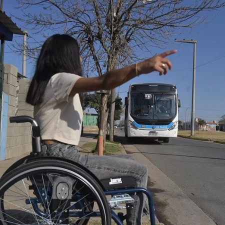Personas con discapacidad viajarán gratis en colectivos y trenes nacionales con la SUBE desde el viernes 19