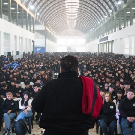 Ishii entregó 5.000 buzos de egresados en José C. Paz y pidió a los jóvenes seguir en la universidad  