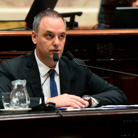 Adorni queda cada vez más solo: el PRO analiza habilitar la sesión en su contra y el peronismo presiona en el Senado