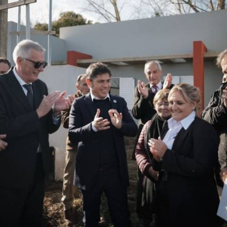 Kicillof desplegó agenda en el interior bonaerense: escrituras, viviendas y críticas al parate de obra nacional