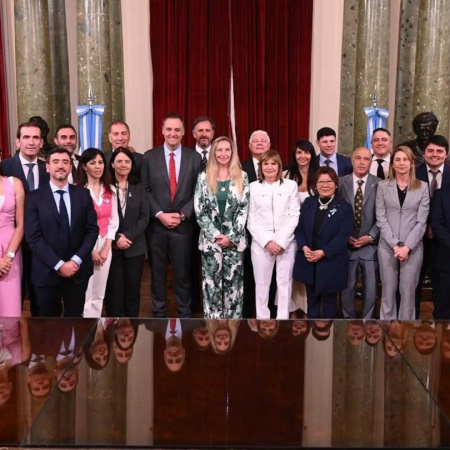 Adorni juega su última carta: cita a todo el bloque libertario para frenar la interpelación