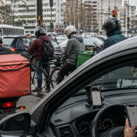 La promesa de autonomía choca con la precarización en las plataformas