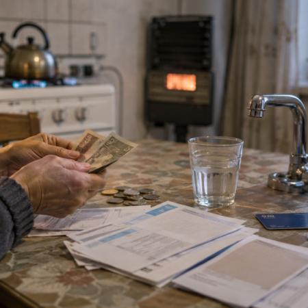 Servicios públicos: los hogares más pobres destinan hasta el 22% de sus ingresos a pagar tarifas