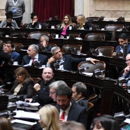 Una vida más para Adorni: con ayuda del PRO y la UCR el oficialismo logró aplazar la interpelación