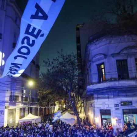 Mayra Mendoza encabezó la caravana en apoyo a Cristina y volvió a denunciar proscripción