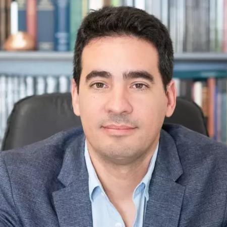 En plena polémica judicial, Adorni se corre de la comunicación oficial