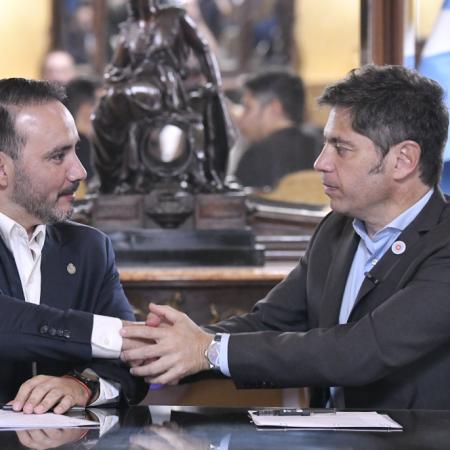Kicillof llevó su armado federal a Corrientes y firmó convenios con Valdés