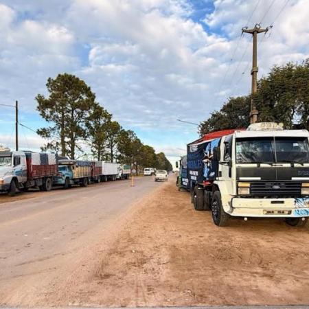 Fleteros inició una protesta pacífica frente a la planta de silos de Cargill en Arribeños