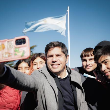 “El Estado presente permite construir futuro”: Kicillof encabezó un acto de bandera en Laprida