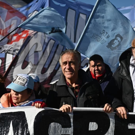 Pitrola vinculó la salida de Adorni a un “pacto de impunidad” y apuntó contra Milei y Santilli