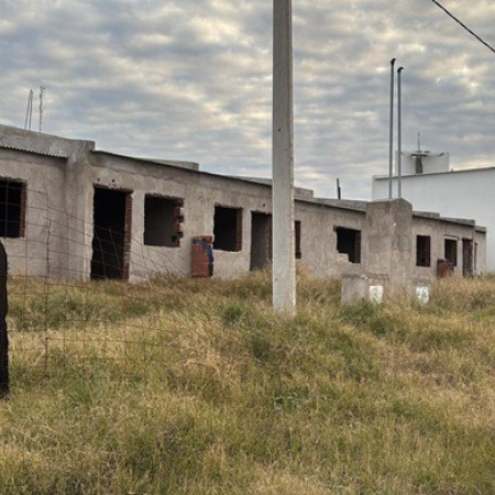Kicillof se hace cargo de 36 viviendas frenadas en Bahía Blanca por recortes de Nación 