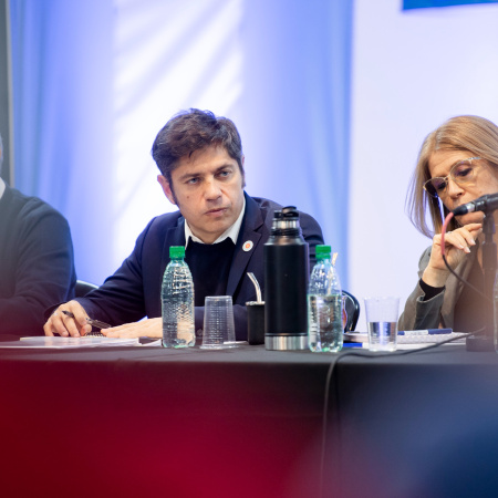 Kicillof reunió a su tropa, pidió no caer en provocaciones y marcó a Milei como el único adversario