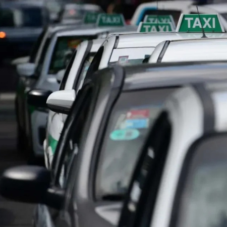 Taxistas de La Plata piden declarar al GNC “combustible esencial” tras los cortes de suministro