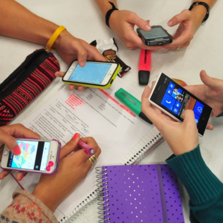 Sin celular en clase: 154 colegios privados bonaerenses ya limitan el uso de pantallas en secundaria