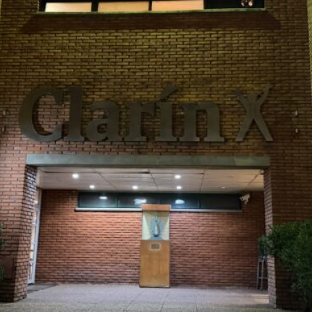 Bloqueo policial y despidos encubiertos: el conflicto que estalló en la imprenta de Clarín