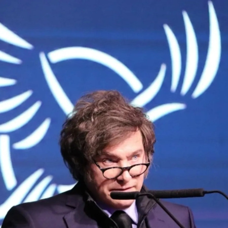 Milei firmó un DNU para expulsar extranjeros que "inciten al odio" contra la Argentina