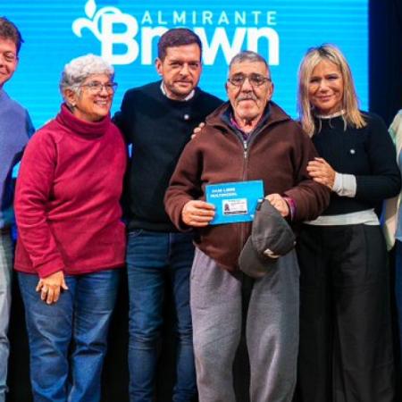 Almirante Brown entregó 300 pases libres multimodales a vecinos con discapacidad