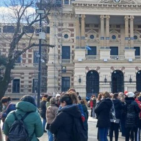 Docentes llevaron una olla popular a la Gobernación y exigen una mejora salarial urgente