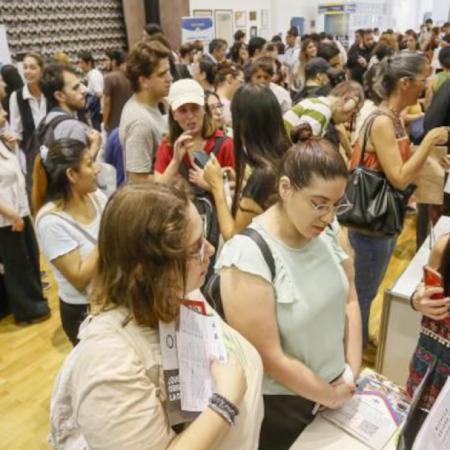 Cinco mil personas para 400 empleos: la postal de la crisis laboral