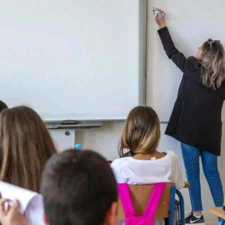 Buscan eliminar el límite de edad para que docentes puedan titularizar después de los 50 años