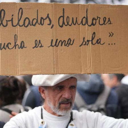 Sciaini cruzó a Milei por los endeudados: “No son millones de errores individuales”