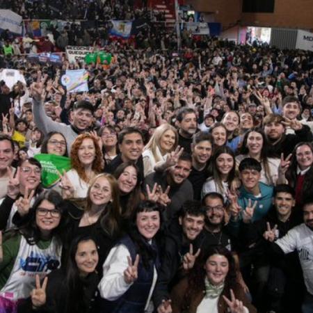 Kicillof abrió el juego a los jóvenes: "Deben marcar el camino hacia donde ir"