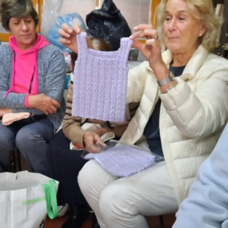 Entretejiéndo-nos: 28 voluntarias de Vicente López convierten lana donada en abrigo para familias vulnerables