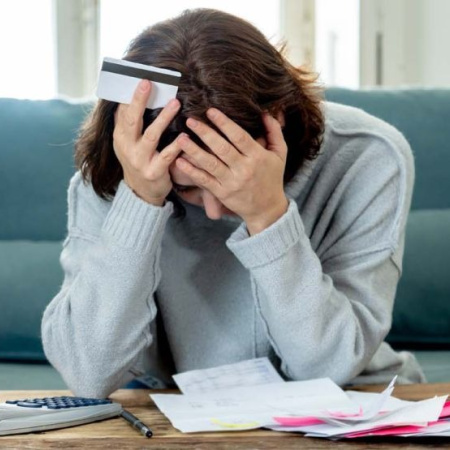 Endeudamiento récord: 9 de cada 10 estatales tiene deudas y más de la mitad trabaja en dos empleos
